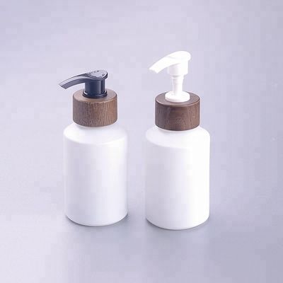 beschichtete schiefe Schulter 200ml weißes Glas-kosmetische Bambusgläser mit hölzerner Kappe
