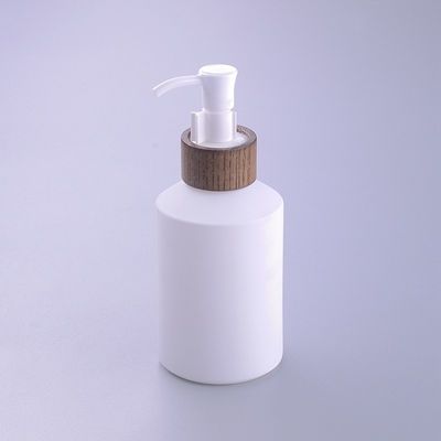 beschichtete schiefe Schulter 200ml weißes Glas-kosmetische Bambusgläser mit hölzerner Kappe