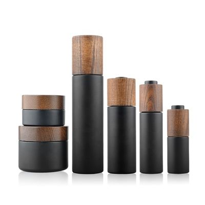 Neue entwickelte hölzerne Bambuskappe ringsum dunkle Violet Glass Bottle mit Lotionspumpe