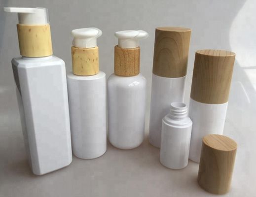 STREICHELN Sie kosmetische Satzflaschenhautpflege-Wasserplastikflasche mit hölzerner Bambuskappe