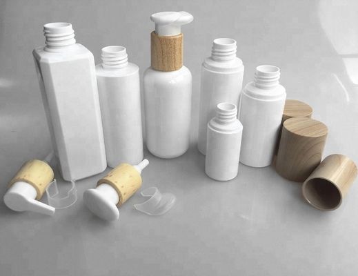 STREICHELN Sie kosmetische Satzflaschenhautpflege-Wasserplastikflasche mit hölzerner Bambuskappe