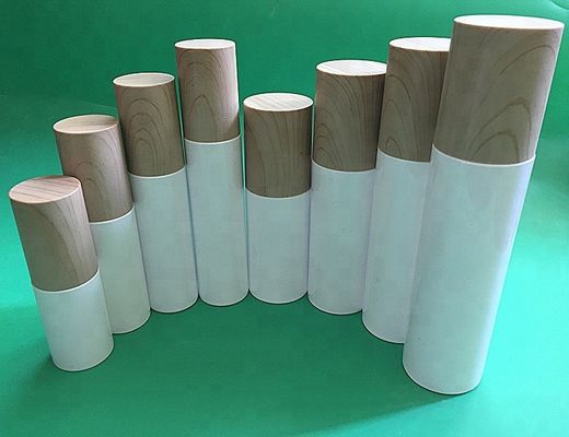 STREICHELN Sie kosmetische Satzflaschenhautpflege-Wasserplastikflasche mit hölzerner Bambuskappe