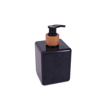 schwarze quadratische Badflasche des Shampoos 250ml mit Bambuspumpenreiniger Plastikflaschen