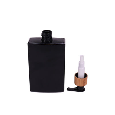 schwarze quadratische Badflasche des Shampoos 250ml mit Bambuspumpenreiniger Plastikflaschen